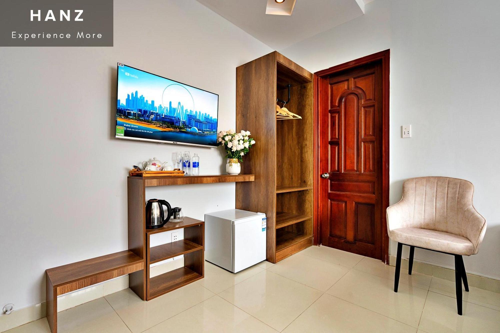 Khách sạn hẻo lánh Hanz Front Hong Vy