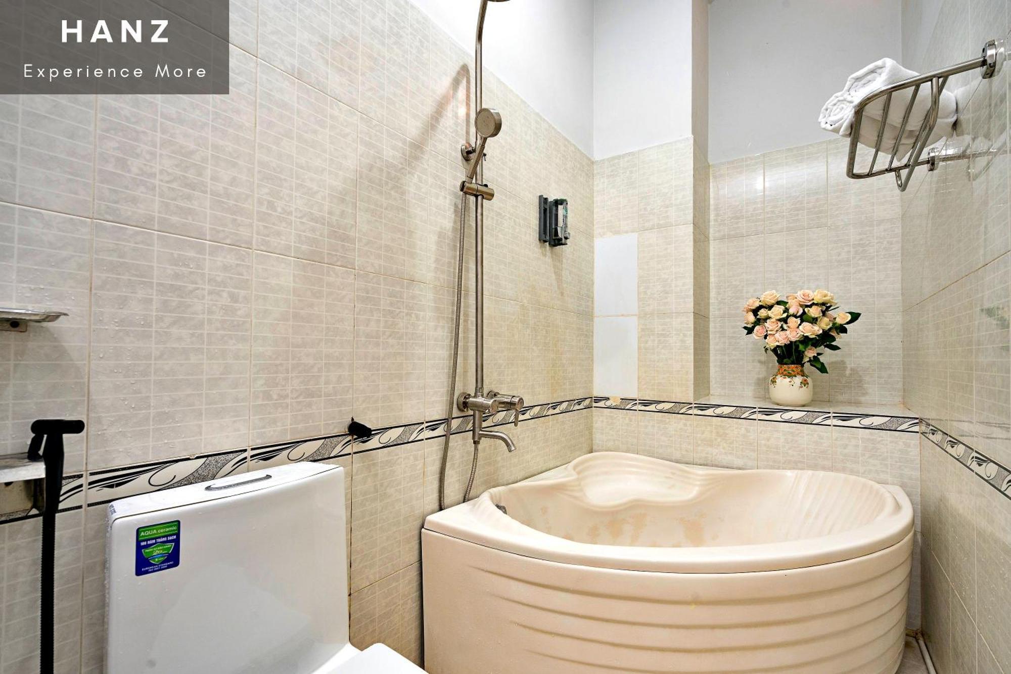 Khách sạn hẻo lánh Hanz Front Hong Vy 3*
